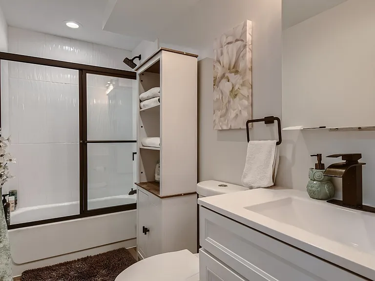 1351 W Balmoral Ave #G — Photo 20