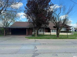 104 N Mill St, Flora, IL 62839