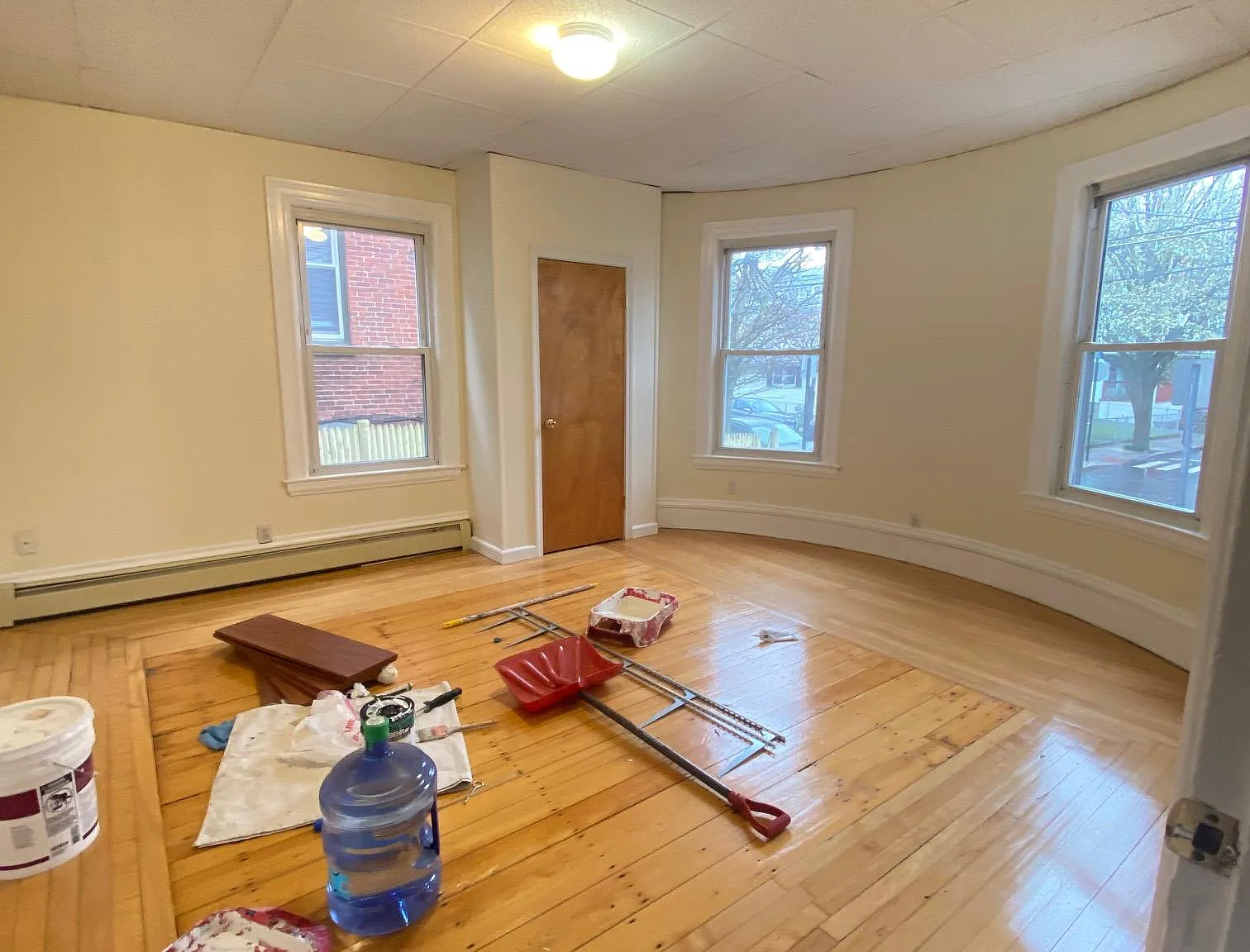5 bed, 9999 sqft, $5,000 — Photo 2