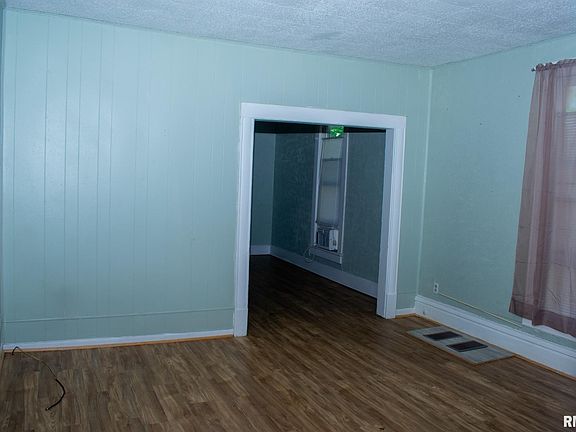 4th image of 1524 E Prairie St