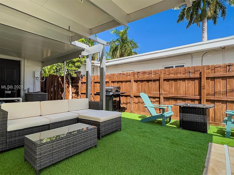 1230 Johnson St — Photo 15