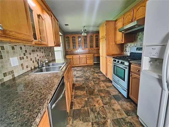 3rd image of 2005 Highland Dr