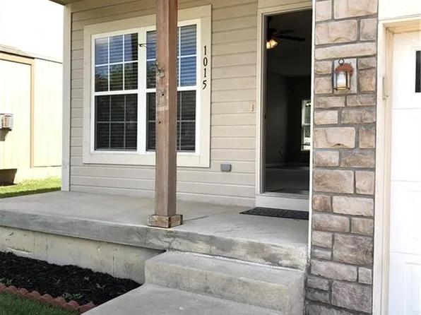 1015 Tamarisk Dr, Leavenworth, KS 66048