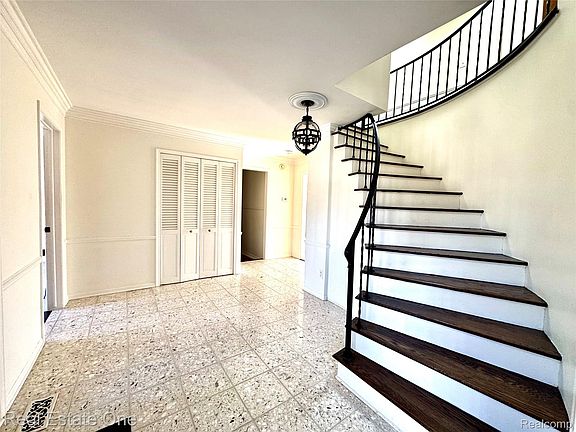 4th image of 1811 Campus Ct