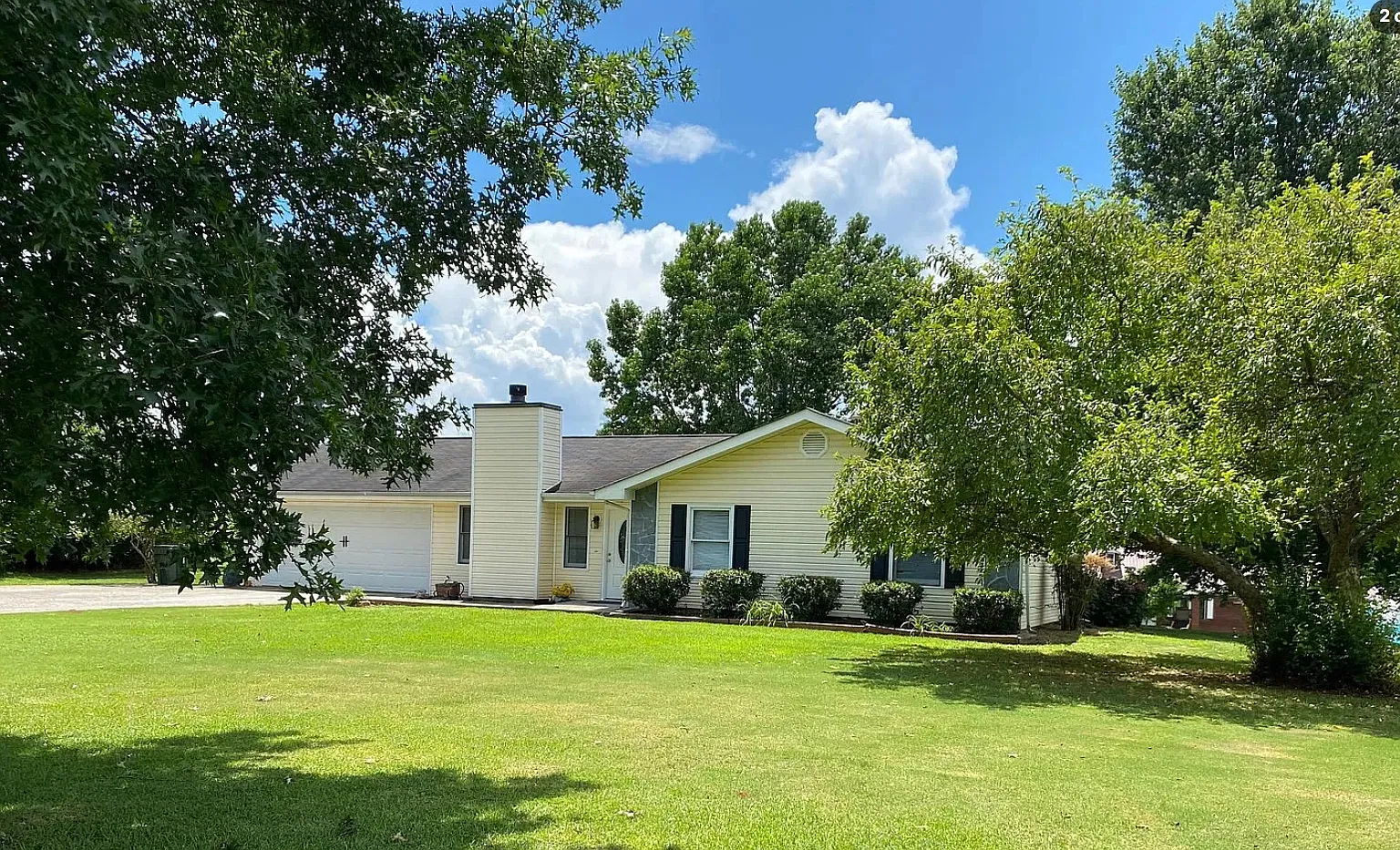 3 bed, 1380 sqft, $2,200 — Photo 2