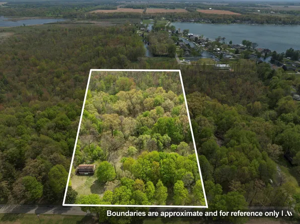 22993 N Shore Dr, Edwardsburg, MI 49112