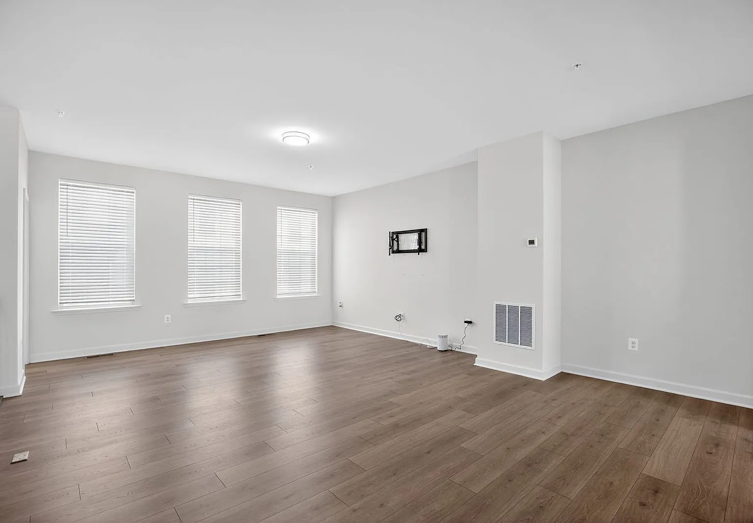 3 bed, 2.5 bath, 2046 sqft, $3,050 — Photo 4
