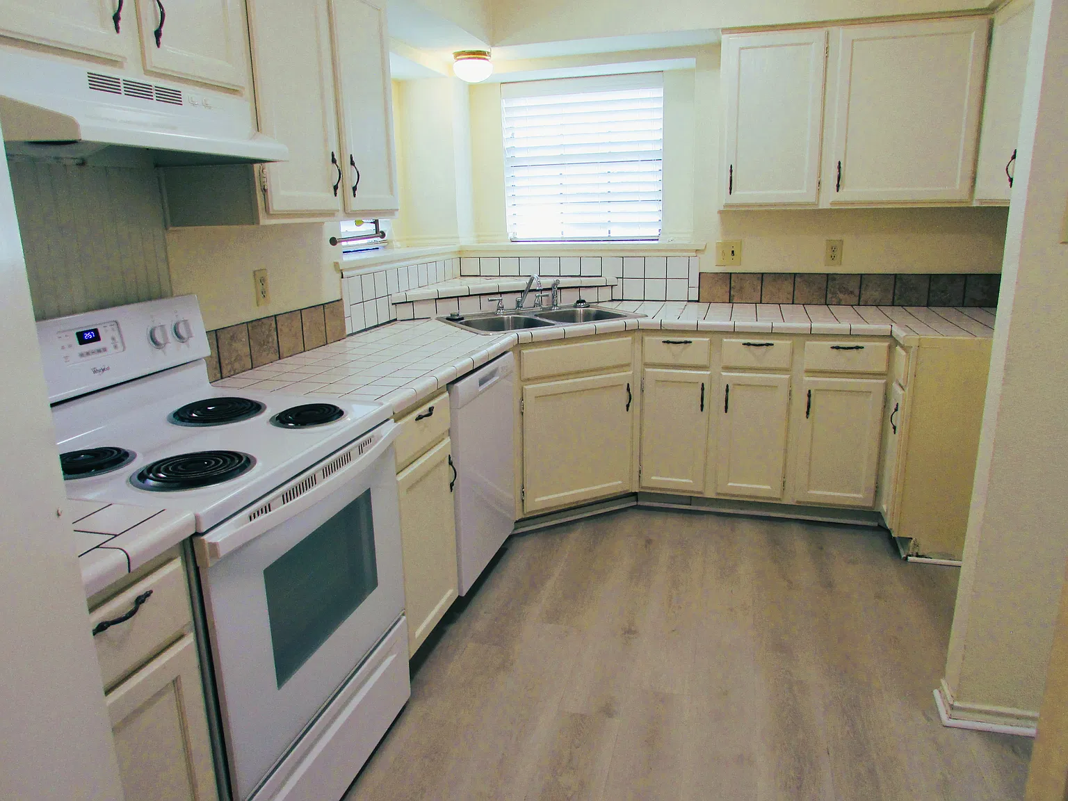 320 Bowie St — Photo 4
