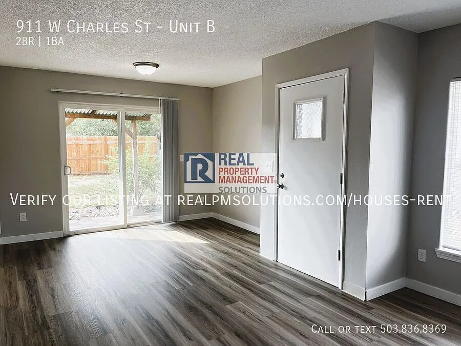 Half Off Of First Month's Rent! Newly Renovated 2-Bedroom Duplex With 2-Car Garage Walk To Downto... — Photo 3