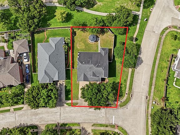 3rd image of 15902 Emerald Briar Ln