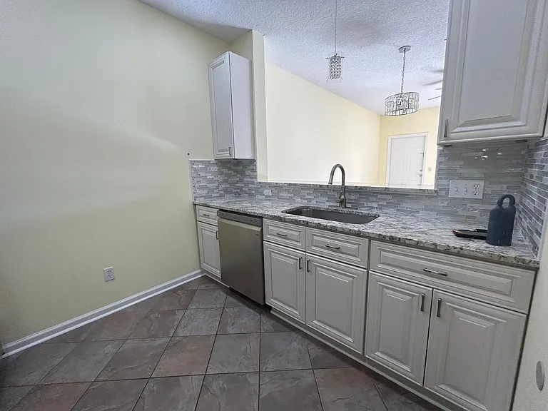902 Southern Creek Dr — Photo 12