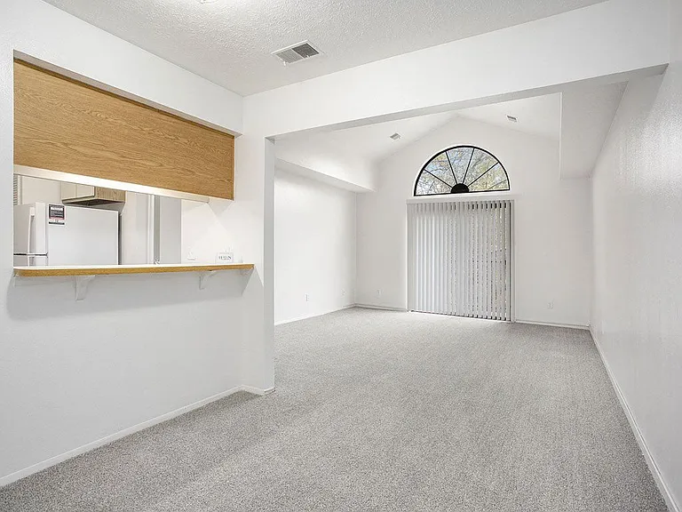 Hampton Lakes Apartments — Photo 23