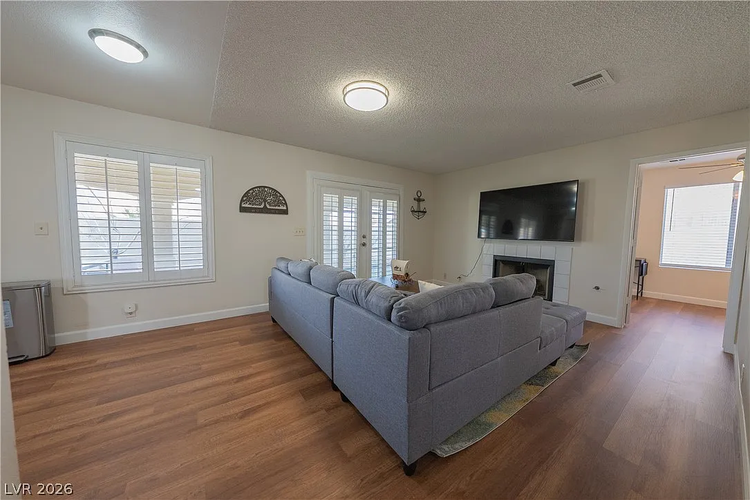 5 bed, 3.0 bath, 2340 sqft, $3,850 — Photo 4