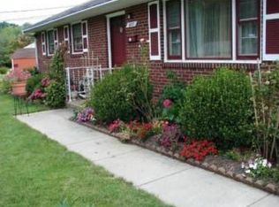 6827 Darby Ln, Springfield, VA 22150