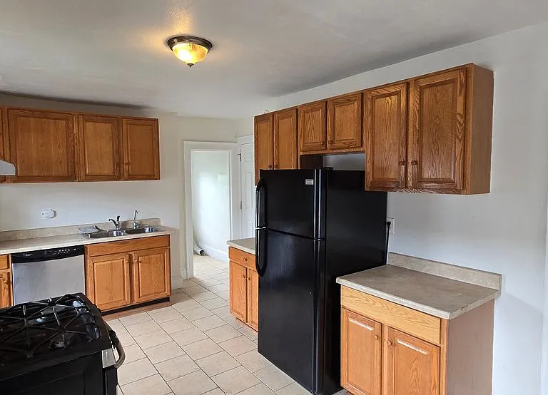 479 Broad St #3 — Photo 1
