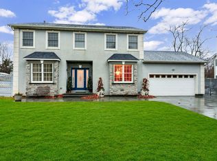 6 Conran Ct, Saint James, NY 11780