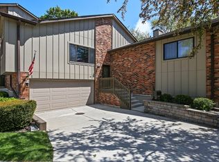 16 Highridge Rd, Willowbrook, IL 60527