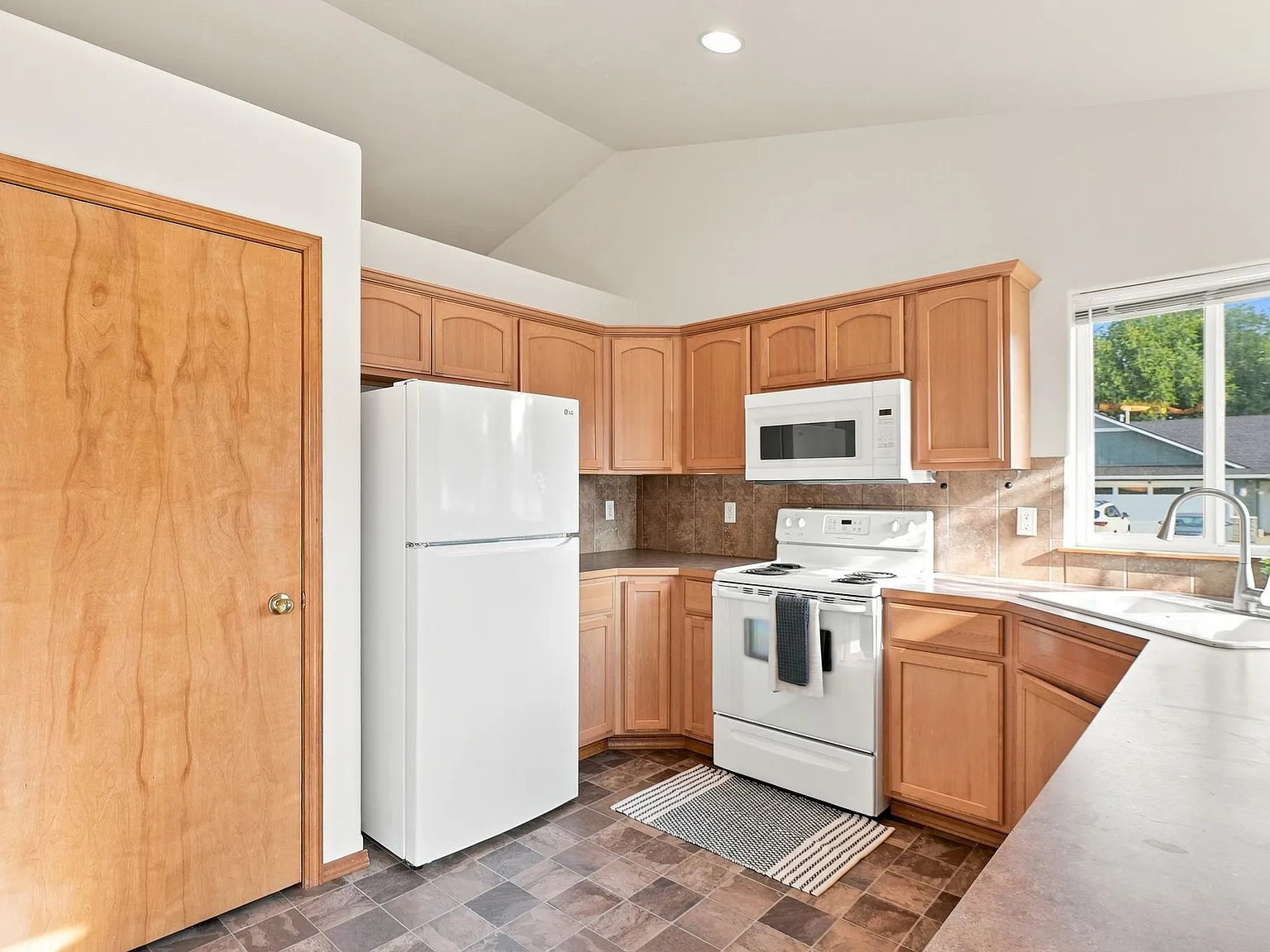 3 bed, 2114 sqft, $2,500 — Photo 4
