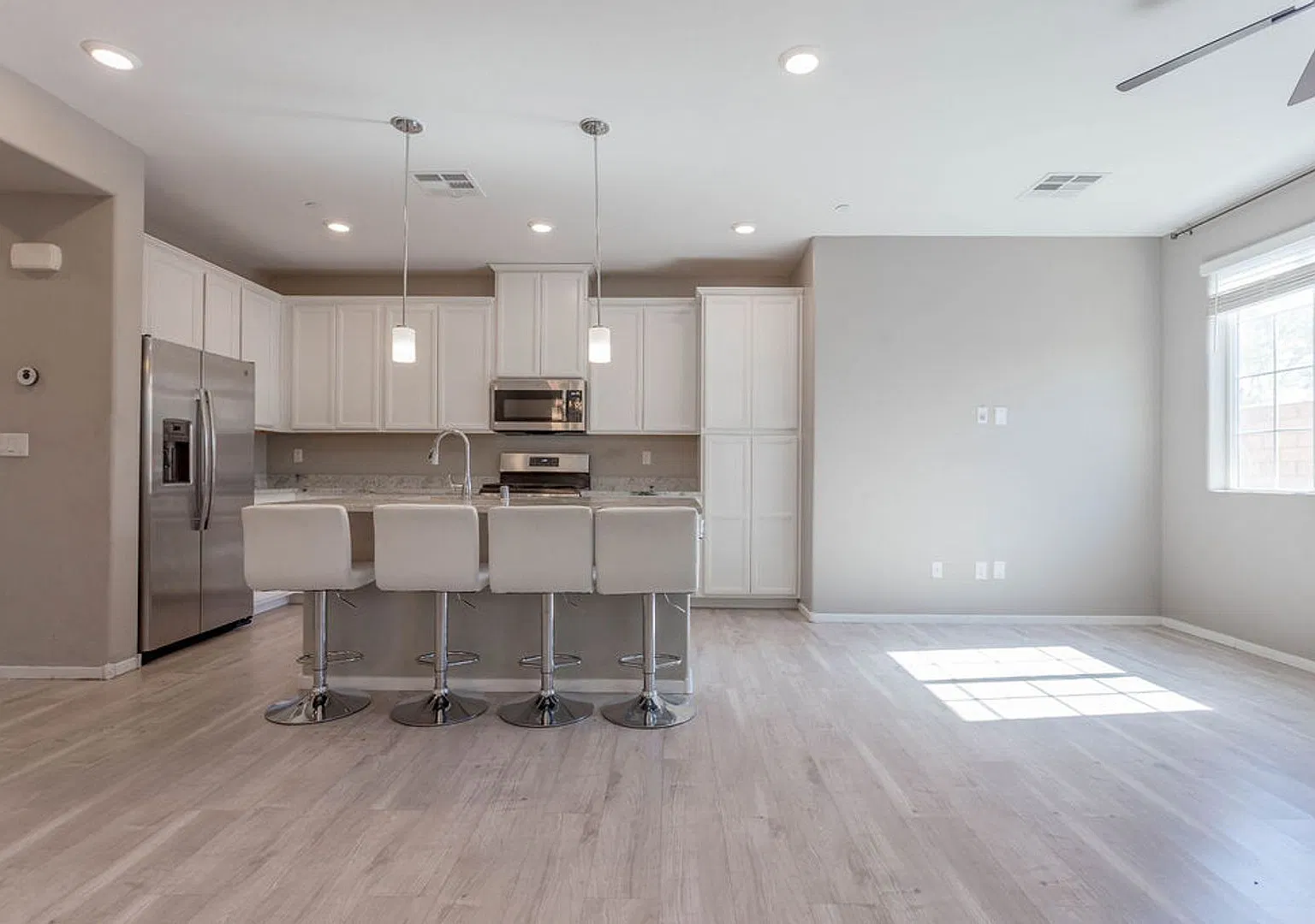 Beautiful 2-story townhome — Photo 2