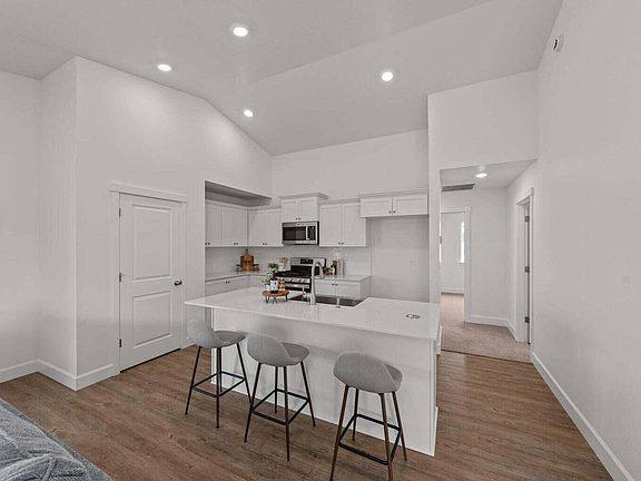 5th image of 61801 Camellia St #51