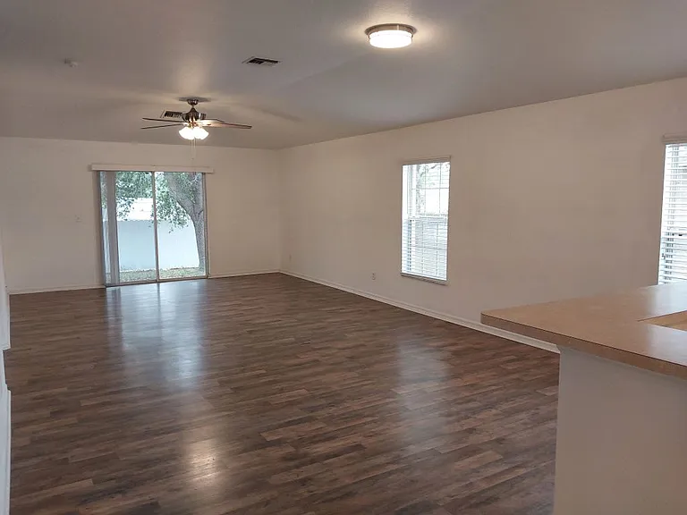 557 Windermere Dr — Photo 7