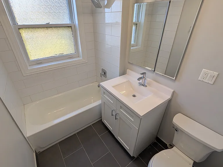 1303 W Roscoe St #2 — Photo 16