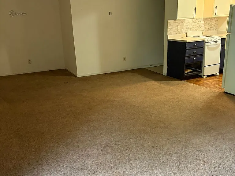 1117 Macarthur Rd — Photo 2