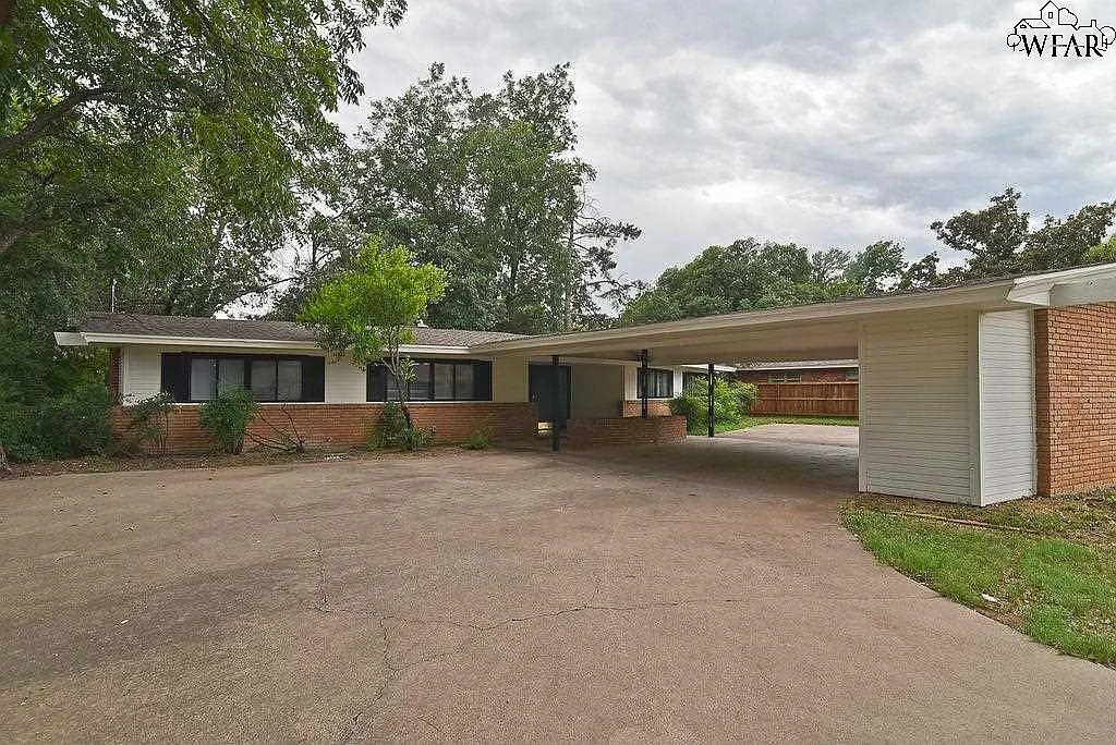 3 bed, 2.0 bath, 2014 sqft, $2,095 — Photo 1