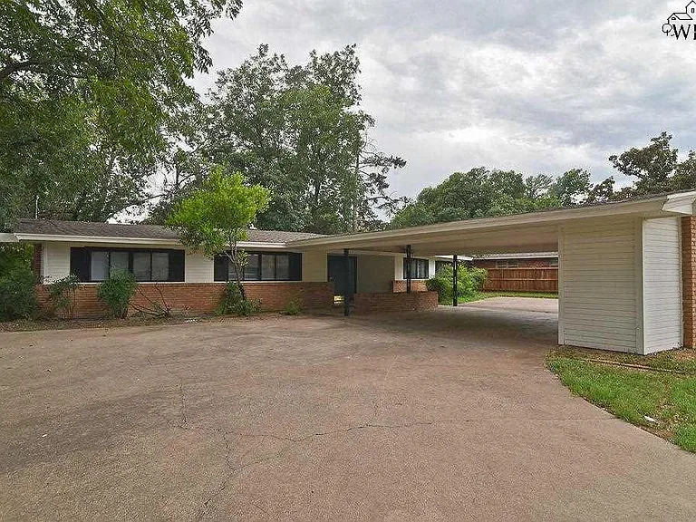 2607 Chase Dr — Photo 1