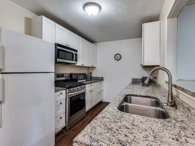 Brook Valley Ln — Photo 4