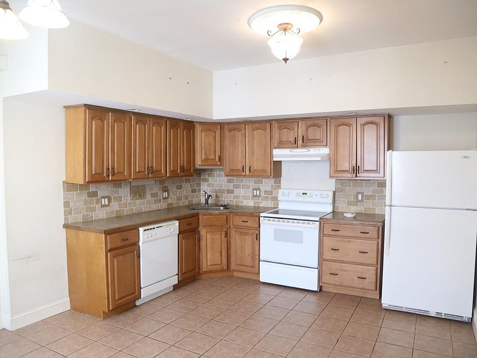 Large kitchen w/dishwasher & sink disposal