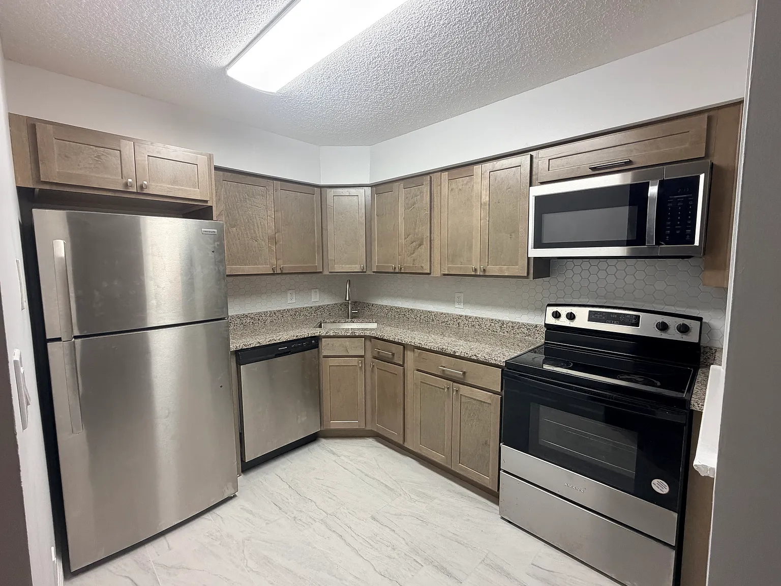 2 bed, 950 sqft, $2,400 — Photo 3