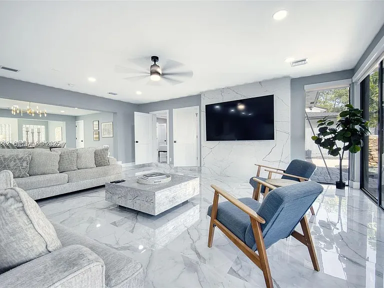 1030 SW 14th Ter #0 — Photo 3