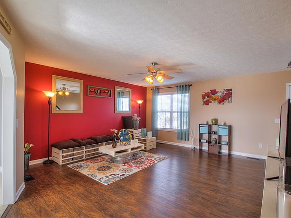 4th image of 112 Broomsage Cir