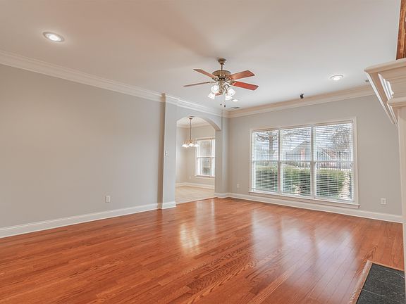 5th image of 648 Warwick Oaks Ln W