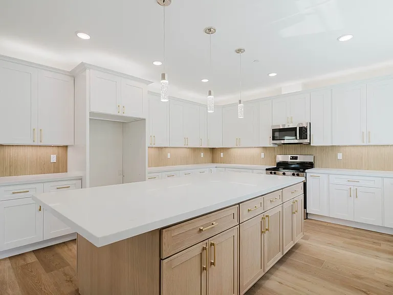 1079 E Elmwood Ave — Photo 17