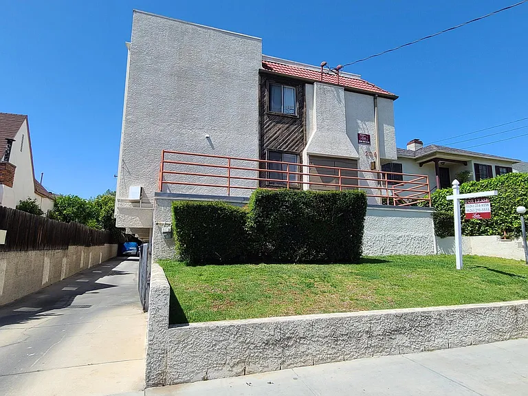 209 W Grand Ave #4 — Photo 1