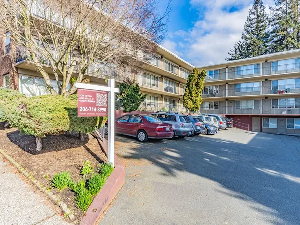 Prime location for walkable living near shops and restaurants!