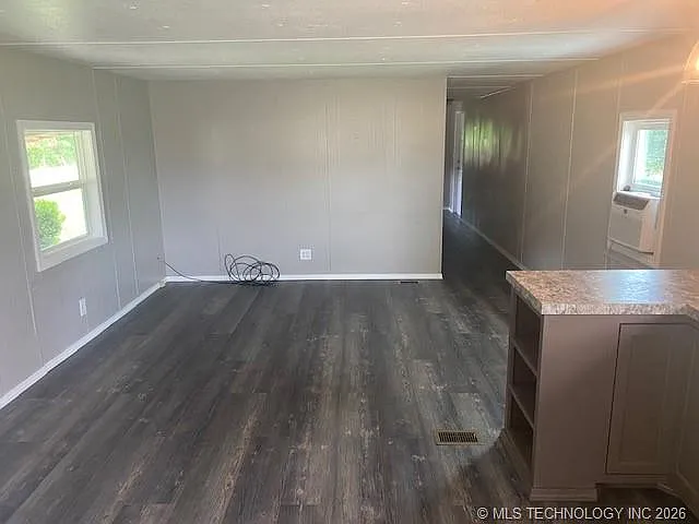 2 bed, 1.0 bath, 980 sqft, $700 — Photo 2