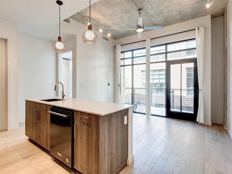 1501 E 4th St #202 — Photo 4