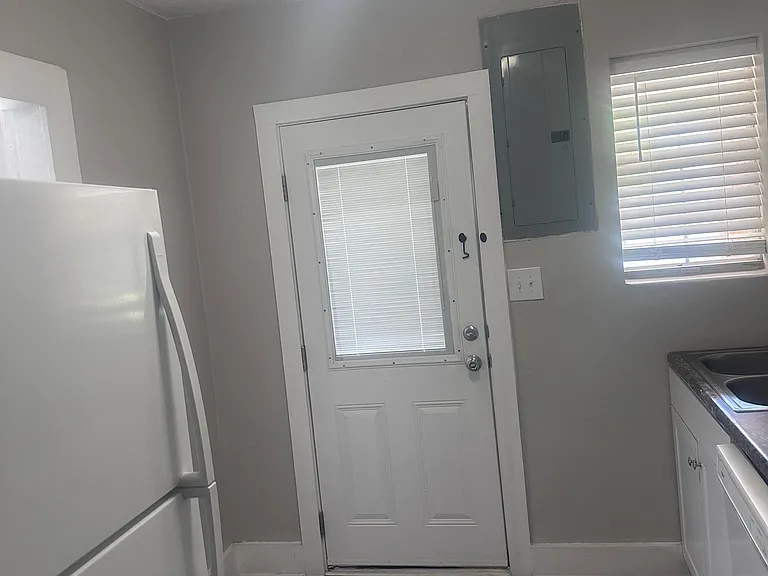 700 Belmont Ave #4 — Photo 3