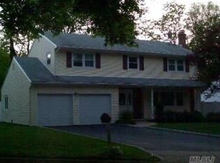 6 Foxdale Ct, Huntington Station, NY 11746