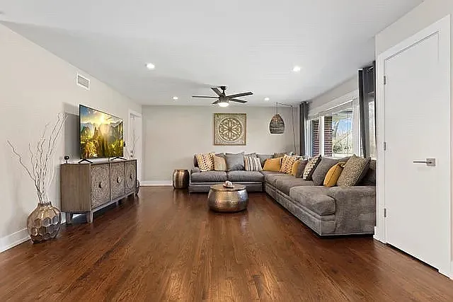 803 Rose Ave — Photo 3