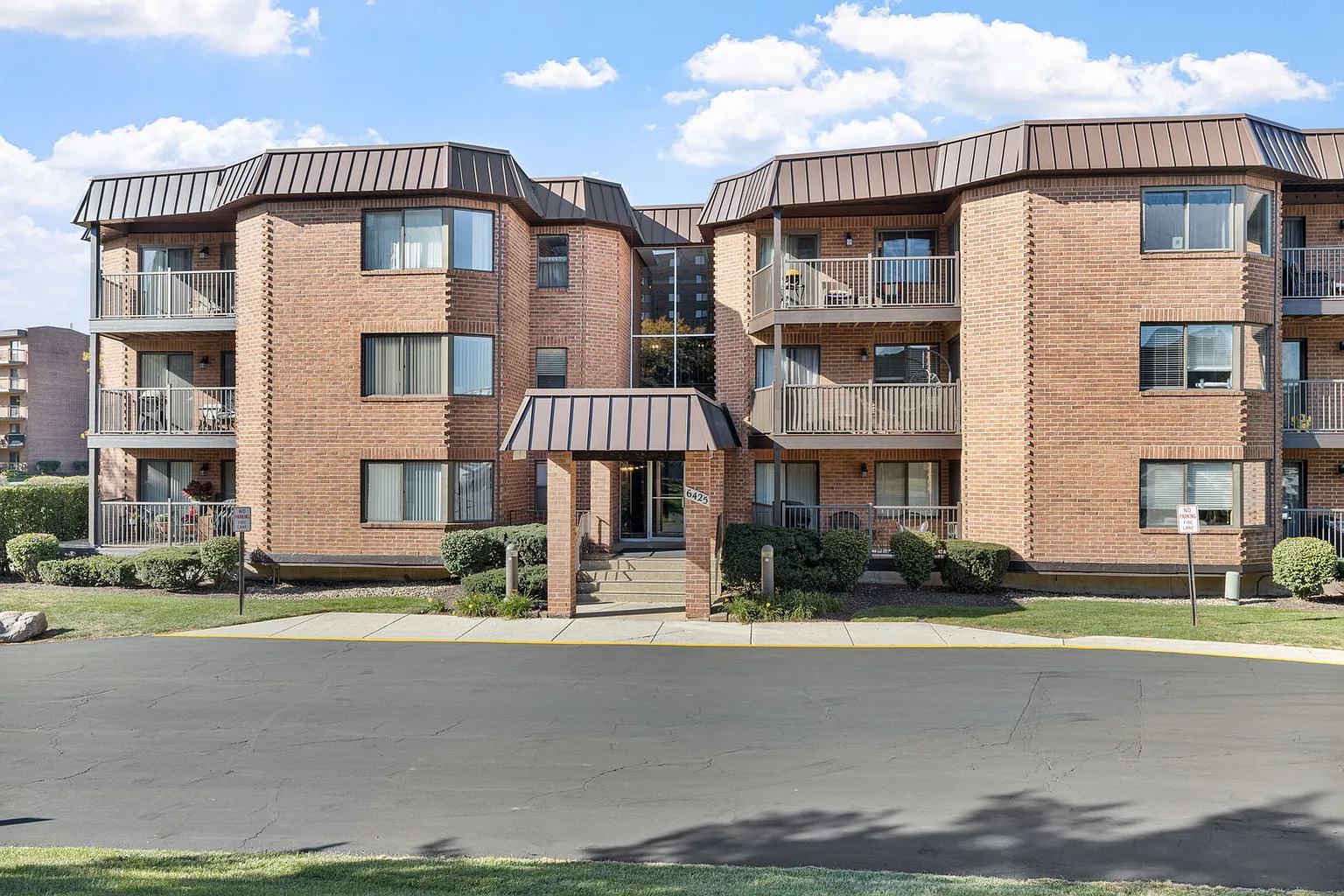 6425 Clarendon Hills Rd APT 105 photo 1