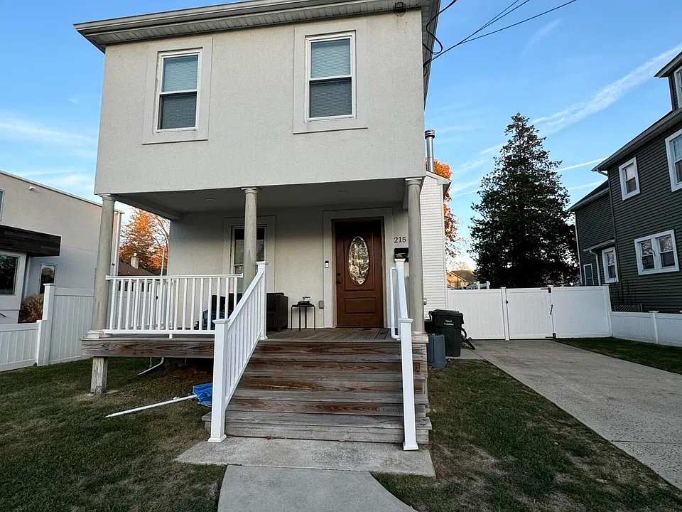 215 Cedar St