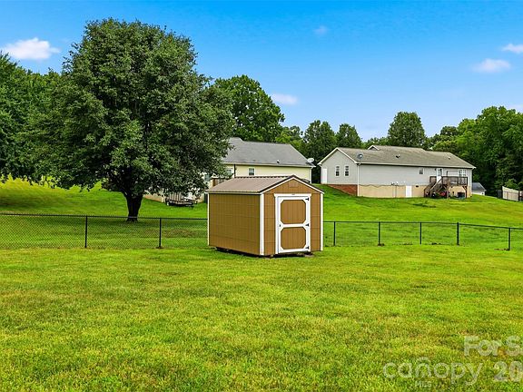 4th image of 398 Green Meadows Dr