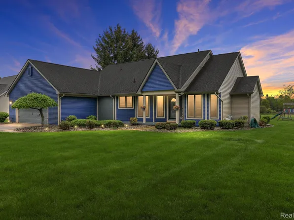 2355 Lost Creek Dr, Flushing, MI 48433