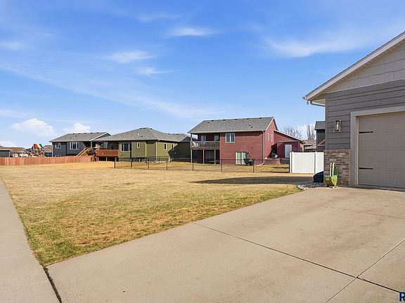 3rd image of 7908 W Pettigrew Ln