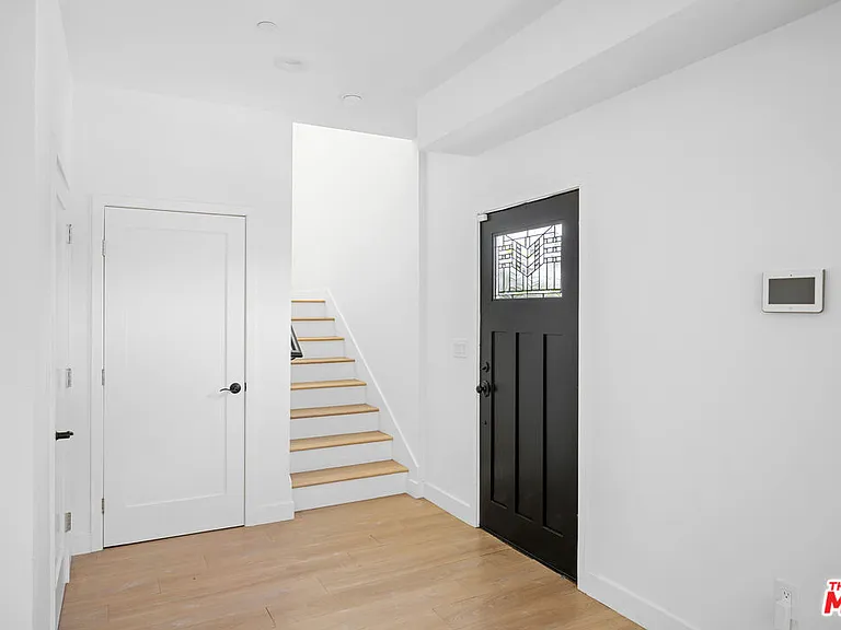 5826 Craner Ave #5826 — Photo 2