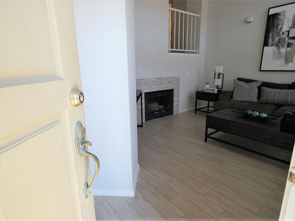 4th image of 686 Warwick Ave